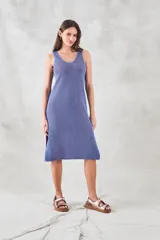 Vestido midi de lurex color azul con corte recto y breteles finos.