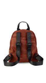 Mochila urbana de diseño funcional en color beige, confeccionada en tela impermeable. Cuenta con un compartimento principal amplio, un bolsillo secundario y un bolsillo frontal, todos con cierre. Incluye asa superior y correas ajustables para los hombros, con detalle de etiqueta de marca en el frente.