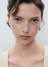 Vestido midi de diseño combinado, con cuerpo de algodón y elastano de ajuste ceñido y falda de algodón con corte evasé y panel fruncido en la cintura. Presenta cuello escotado y tirantes anchos.