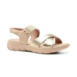 Sandalias de cuero color beige con tira dorada cruzada sobre el empeine, tira trasera con hebilla y suela gruesa.