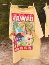 Remera amarilla de algodón con corte oversized y estampado en el frente.