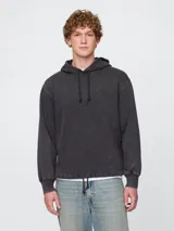 Buzo con capucha de corte holgado, color gris oscuro con efecto lavado, mangas largas con puños acanalados y cordón ajustable en el ruedo.