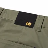 Pantalón utilitario color verde oliva, de corte recto y tiro medio, con cierre de cremallera y botón. Cuenta con bolsillos laterales, traseros y un bolsillo utilitario en el muslo.