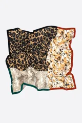 Pañuelo cuadrado de poliéster reciclado con diseño patchwork que combina estampados de animal print en tonos beige, marrón y negro, con bordes a contraste en negro, verde y rojo.