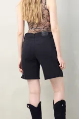 Bermuda de jean celeste, de corte clásico y largo a la rodilla.