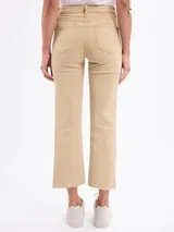 Jean de corte mini flare en color beige, con diseño de tiro medio y largo hasta el tobillo, confeccionado en tejido de algodón con elastano.