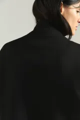 Campera deportiva de cuello alto con cierre frontal completo, mangas largas con puños elásticos y diseño holgado.