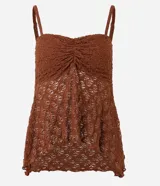 Blusa peplum de encaje marrón con breteles finos, escote cuadrado y busto fruncido.