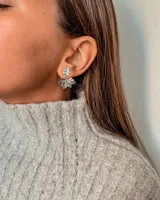 Aros de alpaca plateada con forma de hojas.