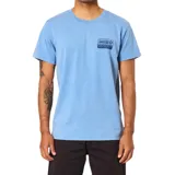 Remera de manga corta color celeste con cuello redondo. Presenta un pequeño parche estampado en el pecho con el logo de Katin y un diseño de olas.