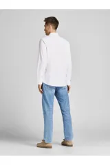 Camisa blanca de manga larga con cuello abotonado, cierre con botones y bolsillo en el pecho.
