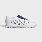 Championes de fútbol Adidas Predator Club para pasto sintético, color blanco con detalles en negro y lengüeta plegable azul con logo rojo. Presentan diseño con cordones elásticos y suela de caucho con tapones para mayor tracción.