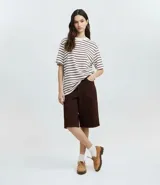 Remera oversized de algodón BCI, color blanco con rayas horizontales negras, cuello redondo y mangas cortas.