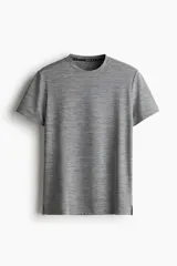 Remera deportiva de tejido funcional con tecnología DryMove para absorción de sudor, corte muscle fit, cuello redondo, manga corta y bajo recto con aberturas laterales.