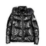 Campera puffer negra de acabado brillante, con cierre frontal, bolsillos laterales y capucha con borde de piel sintética.