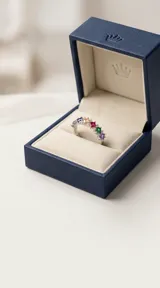 Anillo de plata 925 tipo medio sin fin, con diseño de circonias cuadradas y redondas en diversos colores engastadas en una estructura de plata.