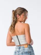 Top plateado estilo corset, sin mangas y con escote recto.