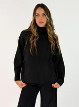 Sweater de punto acanalado con cuello alto, de corte holgado y mangas largas con puños ajustados.