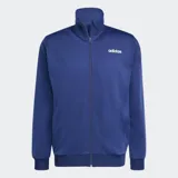 Conjunto deportivo Adidas de dos piezas, campera y pantalón, en color azul. Campera de cuello alto con cierre frontal completo y bolsillos laterales, y pantalón con cintura elástica con cordón ajustable y bolsillos laterales.