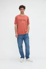 Remera de algodón lavado con textura suave, de manga corta y calce relaxed, color salmón con diseño estampado y bordado en el pecho.