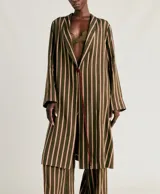 Saco largo de lino y viscosa a rayas verticales color verde y rosa, con cuello chal, cierre con lazo y bolsillos laterales.