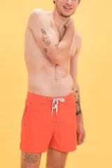 Short de baño naranja con cintura fija, bolsillo lateral con cierre, cordón bicolor y suspensor de malla fina.