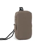 Bandolera mini color taupe, de poliéster, con correa regulable, acceso con cierre, un compartimento, un bolsillo interno con cierre y dos bolsillos externos abiertos.