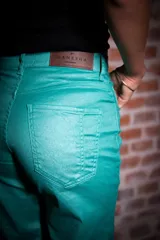 Pantalón jean de tiro alto color azul metálico, con bolsillos delanteros y traseros.