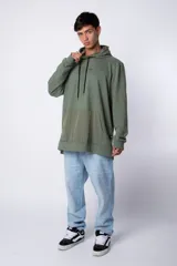 Buzo tipo canguro con capucha, confeccionado en una combinación de algodón rústico y microfibra. Presenta un diseño bicolor en tonos rosado y verde militar, con bolsillo frontal tipo canguro en contraste, cordones ajustables y estampa personalizada en el frente.