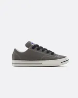 Championes Converse Chuck Taylor Puff de lona gris, con diseño acolchado, cordones anchos oscuros y suela de goma blanca con detalles negros.