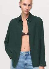 Camisa de lyocell verde oscuro, con cuello camisero, manga larga y diseño recto.
