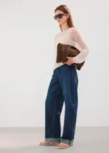Jeans de corte wide leg, color azul oscuro, con tiro medio y botamanga con doblez.