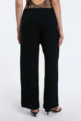 Pantalón de pierna recta confeccionado en suave viscosa con estampado animal print tipo cebra, cintura elastizada con lazo regulable.