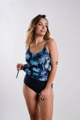 Tankini azul con estampado de palmeras, con breteles finos y bombacha de tiro alto.