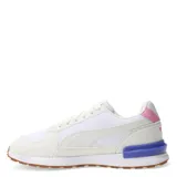 Championes Puma modelo Graviton Wns, de diseño deportivo y urbano. Presentan una combinación de colores blanco, crema, detalles en rosa y un bloque de color azul en el talón. Cuentan con suela de goma color caramelo, entresuela blanca y cierre mediante cordones.