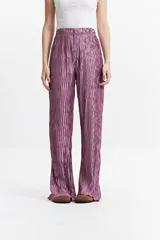 Pantalón de poliéster color lila con efecto metalizado y textura corrugada.