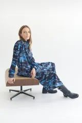 Falda larga de pana con estampado de figuras geométricas difusas en tonos azul y negro.