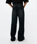 Pantalón de jean Blue Steel con corte super baggy, de tiro alto y pierna ancha. Presenta un lavado azul oscuro con efecto dirty y estonado, además de detalles destroyed y rasgos localizados en las rodillas y muslos.