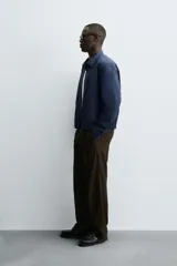 Cazadora regular fit color beige, confeccionada en tejido de algodón. Cuenta con cuello solapa, manga larga con puño elástico y trabilla, bolsillos de vivo en la cadera, bajo elástico y cierre frontal con cremallera.