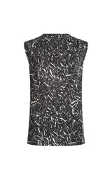 Blusa sin mangas Le Lis Blanc modelo Kendra, con diseño recto, escote redondo drapeado y estampado abstracto en blanco y negro.