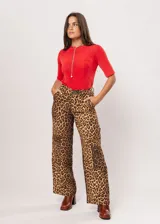 Pantalón de tiro alto con estampado animal print de leopardo, corte recto y bolsillos laterales.