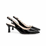 Zapatos slingback de cuero charol negro con punta fina, tira trasera regulable con hebilla y taco bajo kitten heel.