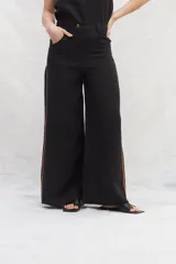 Pantalón marrón de lino, corte jeanero, con bolsillos plaque traseros y cintas laterales a contratono.