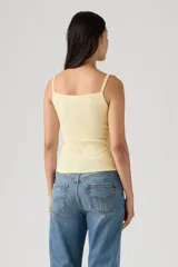 Top de punto acanalado color amarillo claro, con escote cuadrado y finos tirantes con detalles de pequeños lazos en los hombros.