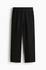 Pantalón de corte relajado en tejido suave, con cintura elástica ajustable mediante cordón oculto. Presenta pliegues frontales, bolsillos laterales en las costuras y bolsillos traseros ribeteados.