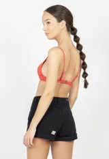 Top de bikini color verde oliva, estilo triángulo fijo con tirantes finos y espalda ajustable.