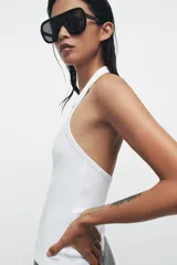 Top de cuello halter confeccionado en tejido rib con mezcla de algodón, de diseño ajustado y espalda descubierta.