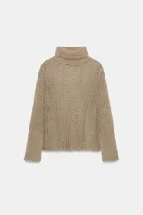 Jersey de punto calado color beige, con cuello alto vuelto y manga larga, confeccionado en lino.