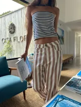 Top strapless a rayas horizontales blancas y negras.