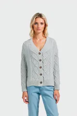 Cardigan de tejido de punto con diseño de ochos y rombos, cuello en V y cierre frontal con botones. Presenta mangas largas con puños acanalados y ruedo también acanalado.